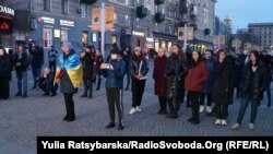 На патріотичну акцію «Памʼятайте їхні імена» зібралося кількадесят людей