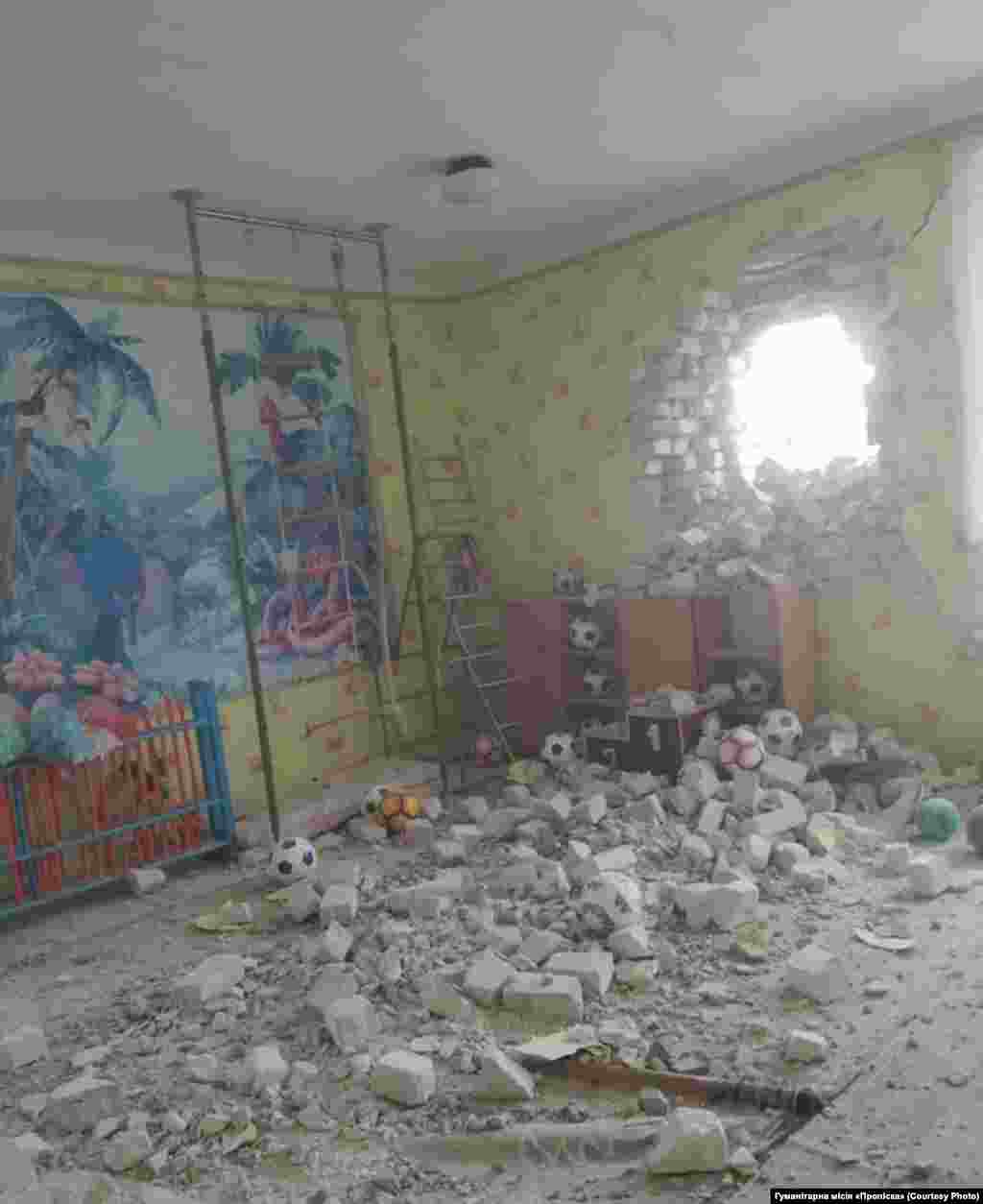 Разрушения в детском саду в станице Луганская. В здании в момент обстрела было 20 детей и 18 взрослых. Пострадали две женщины и мужчина.&nbsp;&nbsp; 