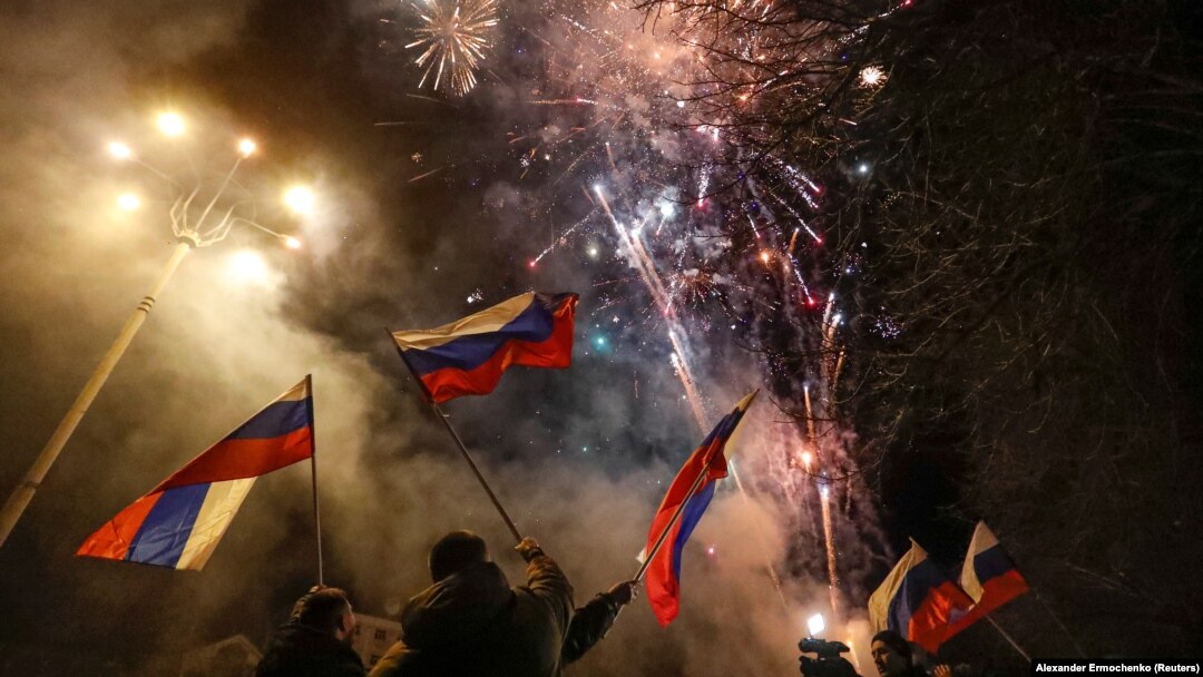 Проруски активисти слават на улиците на Доњецк откако рускиот претседател Владимир Путин ја призна независноста на сепаратистичките региони во источна Украина