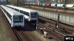 A 3-as metróvonalán közlekedő szerelvények közül kettő a Kőbánya-Kispest végállomásuk közelében, a felszíni vágányszakaszoknál 2019. március 23-án.