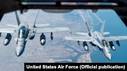 دو جنگنده آمریکایی در حال گشت هوایی بر فراز امارات، ۲۱ بهمن ۱۴۰۰