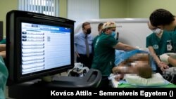 A Semmelweis Egyetem által közzétett fotó a beavatkozásról.