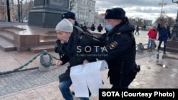 Задержание Льва Пономарёва, Пушкинская площадь, Москва, 20 февраля 2020 года