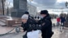 У Москві поліція затримала двох правозахисників за пікети проти війни з Україною
