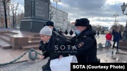 Затримання 80-річного Лева Пономарьова, Москва, Росія, 20 лютого 2022 року