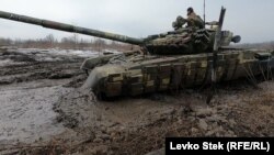 Az ukrán hadsereg T-72-es tankja hadgyakorlat közben 2022. február 17-én