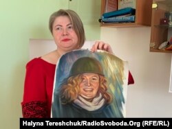 Марія Матвіїв показує свій портрет
