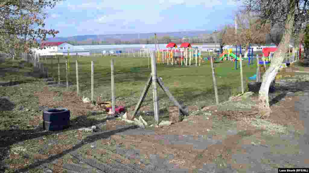 Детская и спортивная площадки обнесены забором из сетки-рабицы