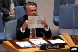 "Sada je ključno vidjeti ko je naš pravi prijatelj i partner...koji će nastaviti da odvraća Rusiju samo riječima", rekao je ukrajinski predstavnik u UN pokazujući Putinov ukaz.