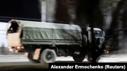 Военный грузовик на улице Донецка, 22 февраля 2022 г.