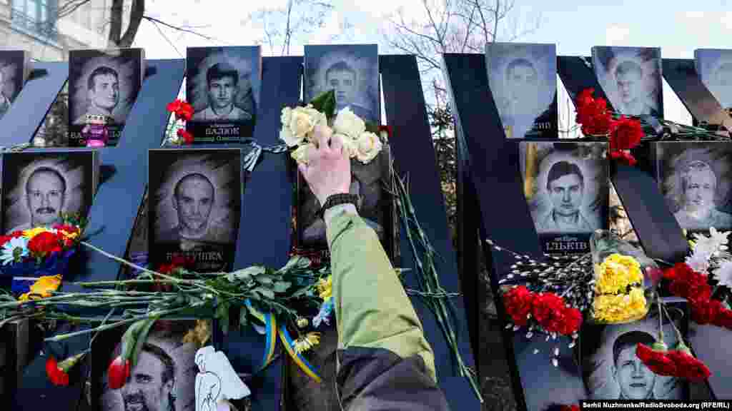 З 18 по 20 лютого 2014 року на Майдані загинуло найбільше людей &ndash; 78 осіб, після 20 лютого &ndash; ще 20. Усі вони увійшли до меморіалу борців за українську Незалежність &ndash; до Небесної сотні