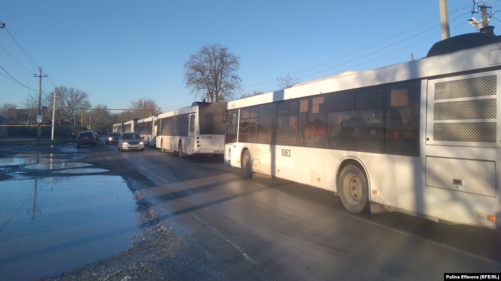 Колонна автобусов с беженцами в пригороде Ростова-на-Дону