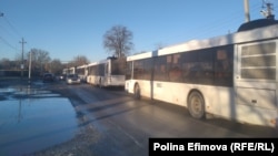 Колонна автобусов с эвакуированными из "ДНР" и "ЛНР" в пригороде Ростова-на-Дону