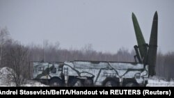 Un lansator de rachete fotografiat în 17 februarie, în Belarus, la exercițiul militar care ar fi urmat să se încheie duminică cu plecarea militarilor și echipamentelor Rusiei.