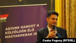 
Опозиційний кандидат на угорських виборах до парламенту Петер Маркі-Зай виступає на зустрічі з «новою» діаспорою в центральному Лондоні. Січень 2022 року