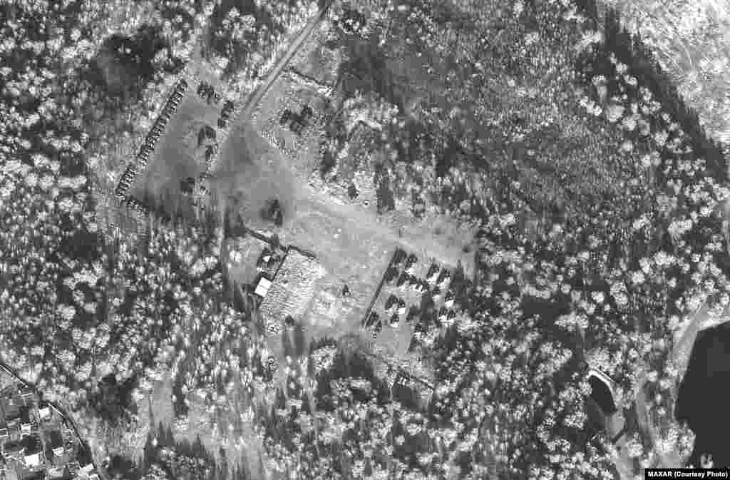 Сателитно изображение показва войски и оборудване в тренировъчната зона Брестски в Брест, Беларус, на 16 февруари. Анализатори на Maxar казват, че самоходните артилерийски единици продължават да провеждат учение в района, а войските и оборудването са разположени в близкото влаково депо в Брест.