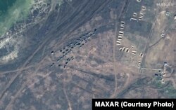 Військова техніка РФ біля полігону Філатівка у Криму, 15 лютого 2022 року, супутникове фото