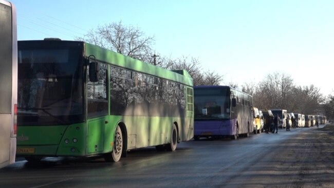 Donetsk Evacuees Kept Waiting For Hours On Freezing Buses In Russia