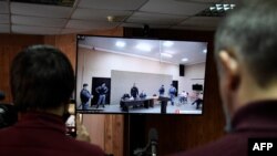 Журналисти гледат излъчване на заседание по делото срещу Алексей Навални
