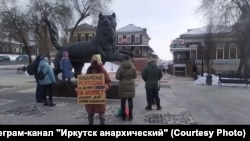 Одиночный пикет в поддержку "канских подростков" в Иркутске, февраль 2022 года