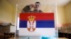Një qytetar serb në Graçanicë duke votuar për zgjedhjet parlamentare serbe të mbajtura më 2014. Fotografi nga arkivi.
