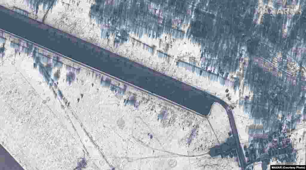 Аэродром Зябровка в Беларуси, 15 февраля. Компания Satellite image &copy;2022 Maxar Technologies сообщает, что сюда прибыло новое подразделение, состоящее из 20 ударных вертолетов