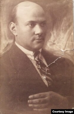 Альберт Юльевич Розенблат (1888–1933), перевез бабушку в Ленинград, с 1923 по 1933 жила с ним