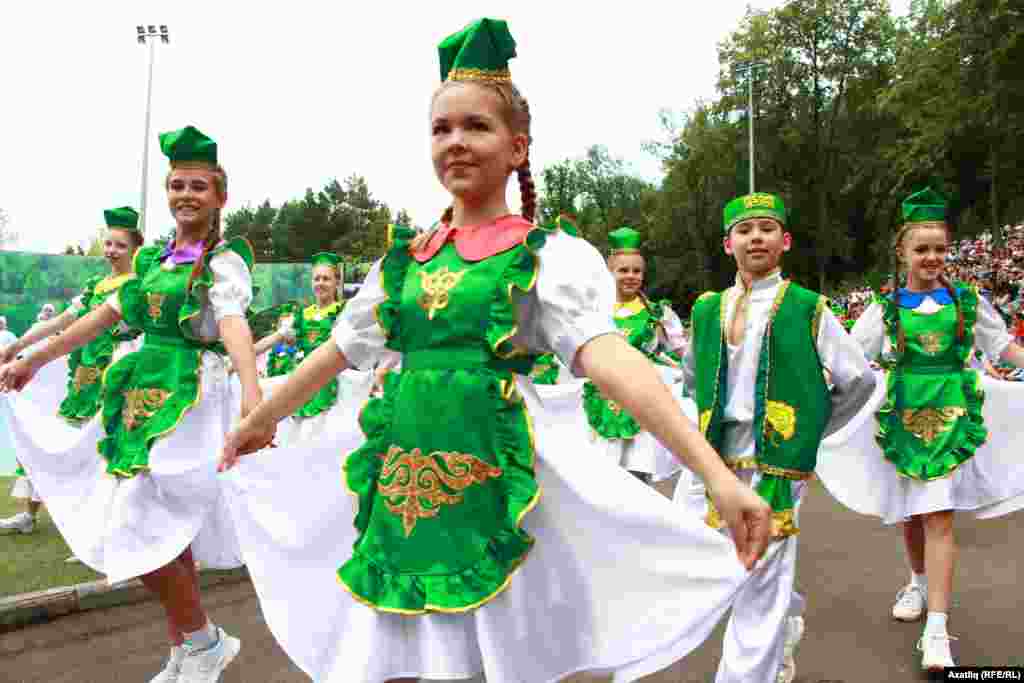 Татар милли киемнәреннән балалар 