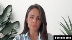خانم سیفی‌زاده ۹ اسفند ۱۴۰۳ حین اجرای کنسرتی در مجموعهٔ «عمارت روبرو» بازداشت شده بود