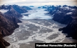 Тающий ледник Сермек, расположенный примерно в 80 километрах к югу от Нуука. 2025 год