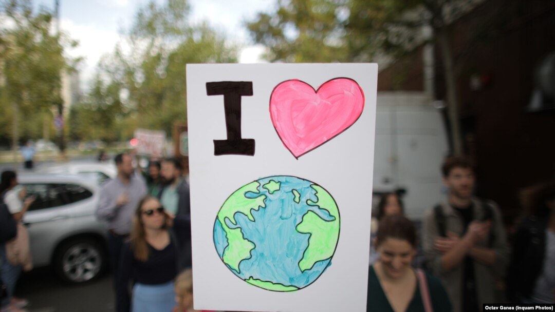 „Greva climatică” este o acțiune de protest inițiată de suedeza Greta Thundberg, la care s-au raliat tineri din întreaga lume