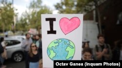 „Greva climatică” este o acțiune de protest inițiată de suedeza Greta Thundberg, la care s-au raliat tineri din întreaga lume