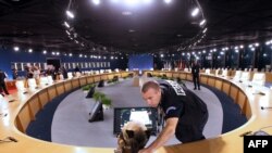 Специалисты проверяют условия безопасности в  зале заседаний участников саммита в Каннах