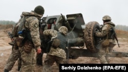 Pamje e pjesëtarëve të ushtrisë së Ukrainës në pjesën lindore të këtij vendi 