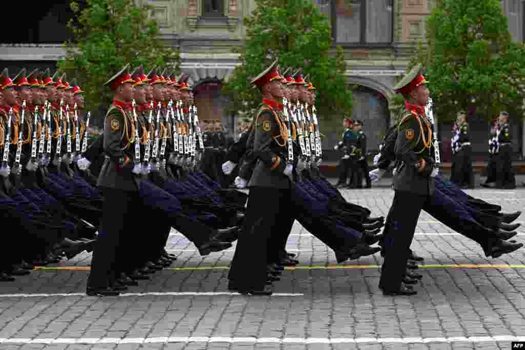 Северокорейские военнослужащие маршируют по Красной площади во время военного парада в честь Дня Победы в Москве, 9 мая 2026 года. Игорь Иванко/AFP. 