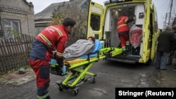 Медицинские работники эвакуируют жителя из прифронтового поселка Покровское. Днепропетровская область, 11 ноября 2025 года