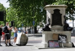 Люди дивляться на п’єдестал поваленої статуї Едварда Колстона в Бристолі, 8 червня 2020 року