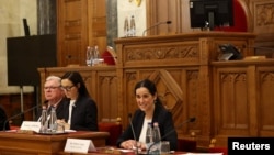 Нова міністерка закордонних справ Угорщини Аніта Орбан (п) в угорському парламенті, травень 2026 року