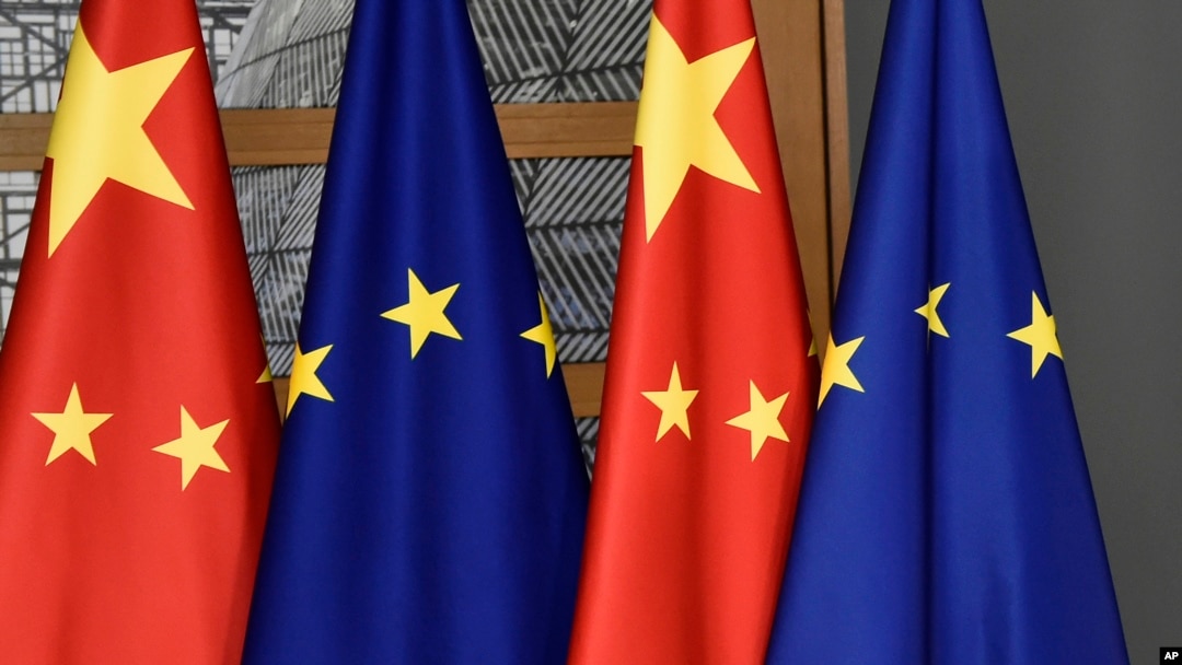Steagurile Uniunii Europene și Chinei în clădirea Europa de la Bruxelles, în timpul convorbirilor chino-europene din 2019. 