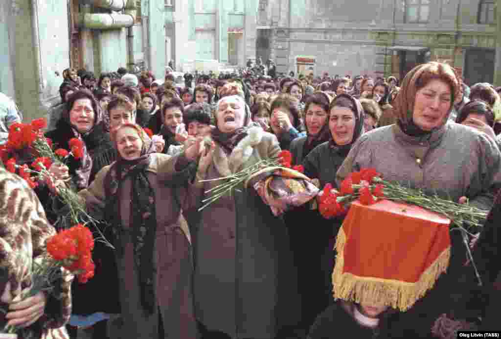 Women mourn the victims of the crackdown during a Baku procession on January 22.