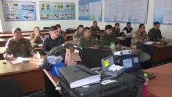 Афсарони амрикоӣ ба ҳамтоҳои тоҷикашон дарс медиҳанд