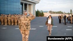 Germaniya Mudofaa vaziri Annegret Kramp-Karrenbauer Toshkent aeroportida Bundesver harbiylari tomonidan qarshilandi - 27 - avgust, 2021