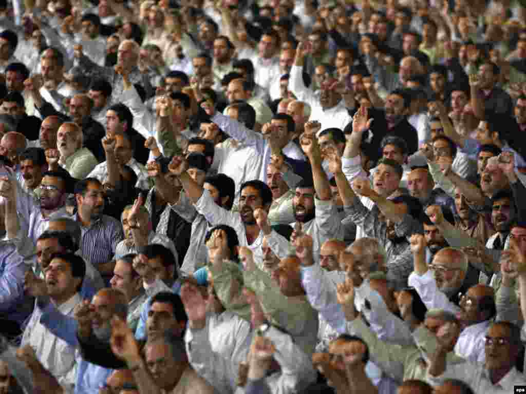 Iran - Teheran - Koliko je situacija napeta svjedoči činjenica da se vrijeme molitve koristi za izvikivanje slogana podrške jednoj ili drugoj strani.