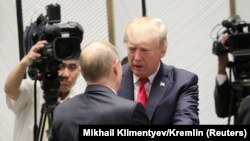 АҚШ Президенти Дональд Трамп Россия президенти Владимир Путин билан Вьетнамда учрашди, 11 ноябрь, 2017 йил