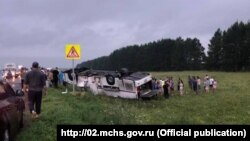 На месте дорожно-транспортного происшествия (ДТП) с участием пассажирского автобуса на трассе в российском регионе Башкортостан. 14 июля 2019 года.