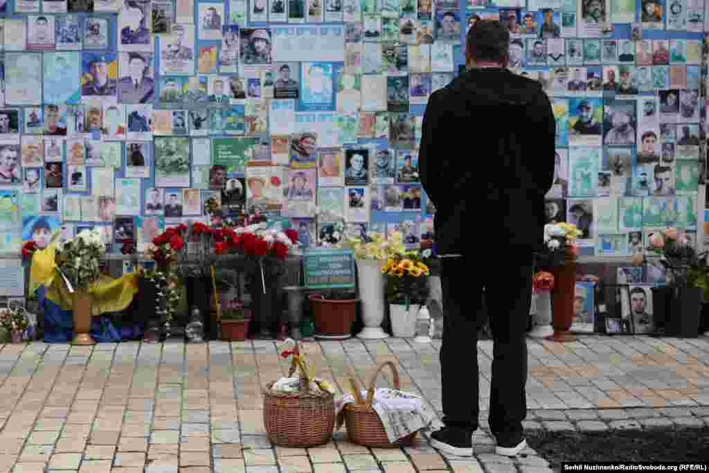 А ще в Україні на Великдень (та й на кожне інше свято) ходять до Стіни пам'яті, щоб пом'янути загиблих у російсько-українській війні рідних, друзів, побратимів.Великдень. Стіна пам' яті. Київ, 12 квітня 2026 року