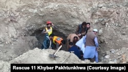 مرستندویه کارکوونکي په کواټ کې د جنورۍ پر ۱۴مه د کمر تر نړېدو وروسته تر خاورې لاندې د بند پاتې کسانو لټون کوي. 