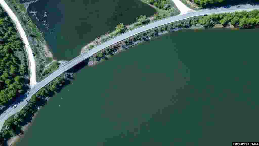 Një urë që lidh Prishtinën me Gjilanin dhe kalon nëpër Liqenin e Badovcit.&nbsp;