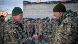 Командующий ВМС ВСУ (справа) с украинским морскими пехотинцами на Донбассе
