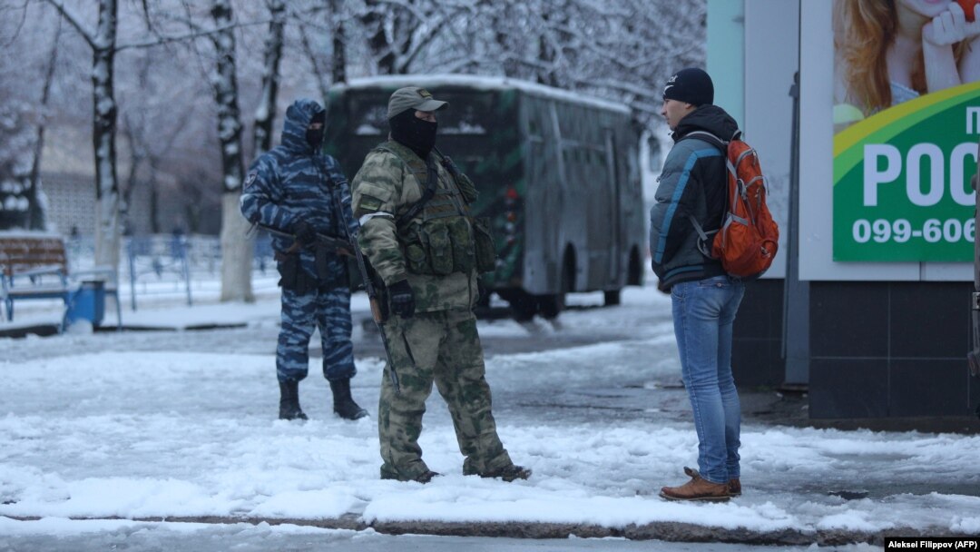 Вооруженные люди на улицах Луганска